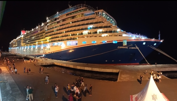 Kapal pesiar Carnival Luminosa saat sandar di Pelabuhan Samudera Bitung, pada 7 Oktober 2023 tahun lalu.(Franky Sumaraw/MP)