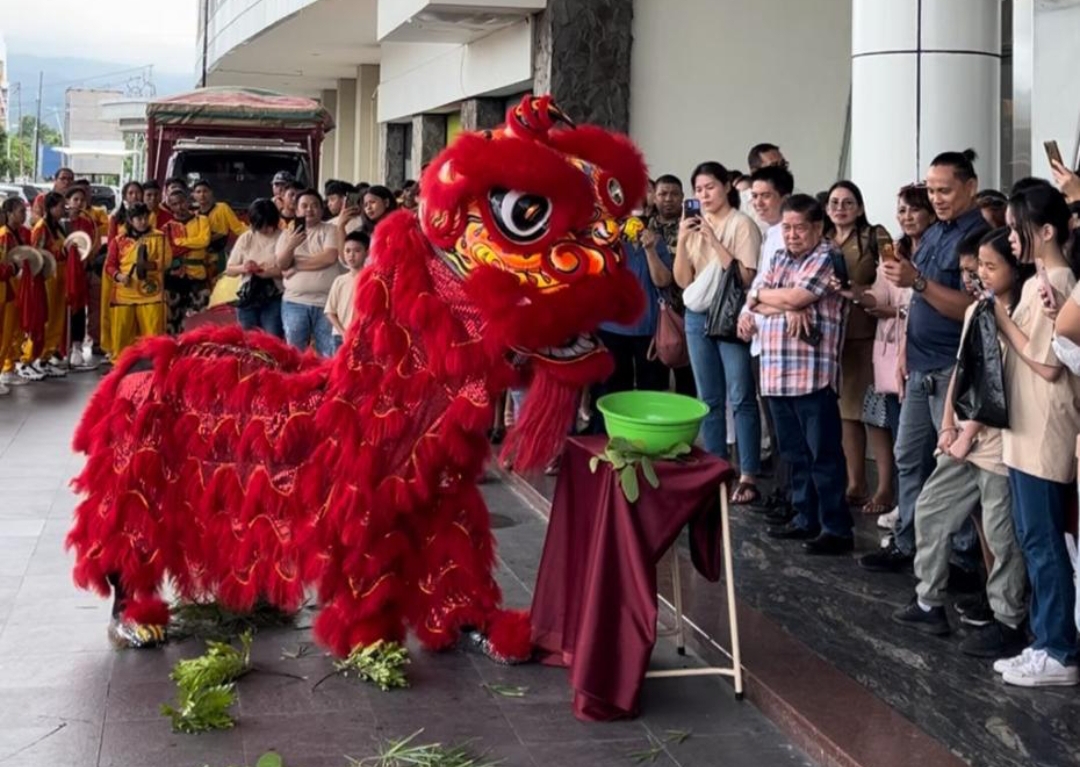 Barongsai di depan Mantos 3  disaksikan Hengjy Wijaya dan Rudini Wijaya, manajemen, serta pengunjung Mantos