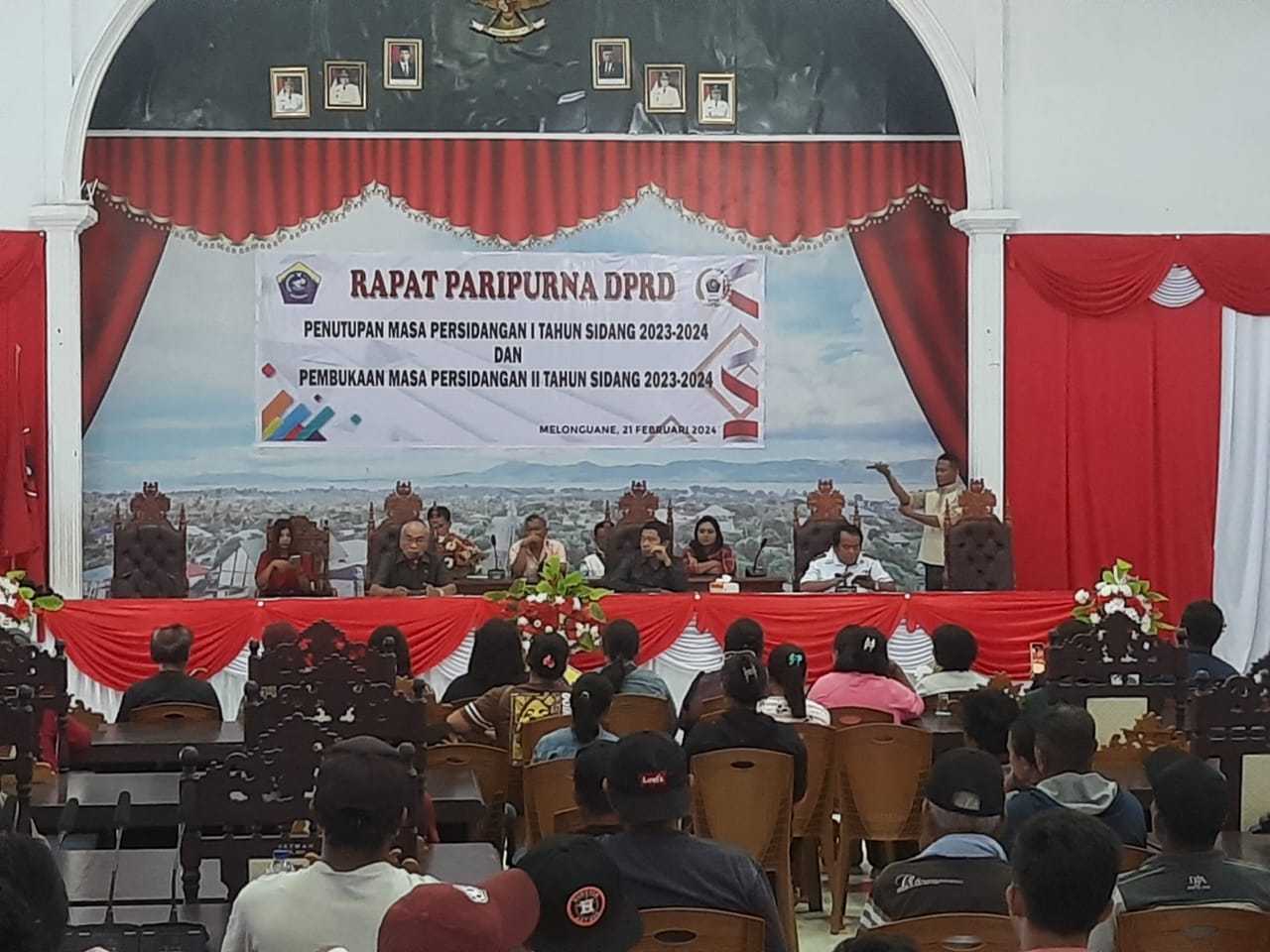 DPRD Kabupaten Kepulauan Talaud saat mendengarkan aspirasi masyarakat Desa Matahit, Jumat (23/2) (Ridel/MP)