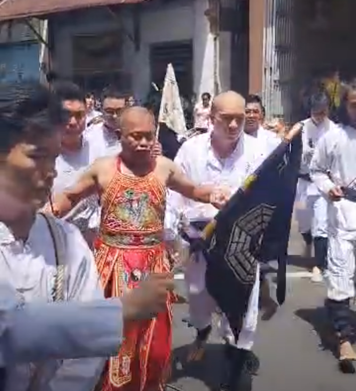 Salah satu Tang Sin tampak dalam persiapan Prosesi Cap Go Meh di Kota Manado, Sulut, Sabtu (24/02/2024)