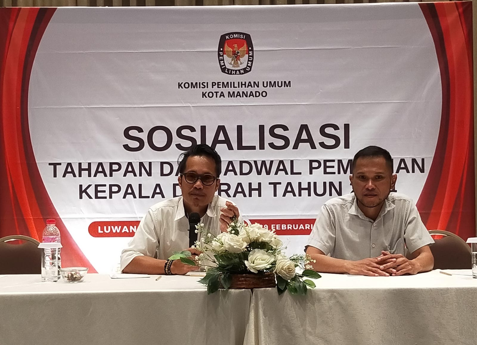 Komisioner KPU Manado Ramly Pateda (kiri) saat mensosialisasikan tahapan dan jadwal Pilkada 2024, Kamis (29/2).
