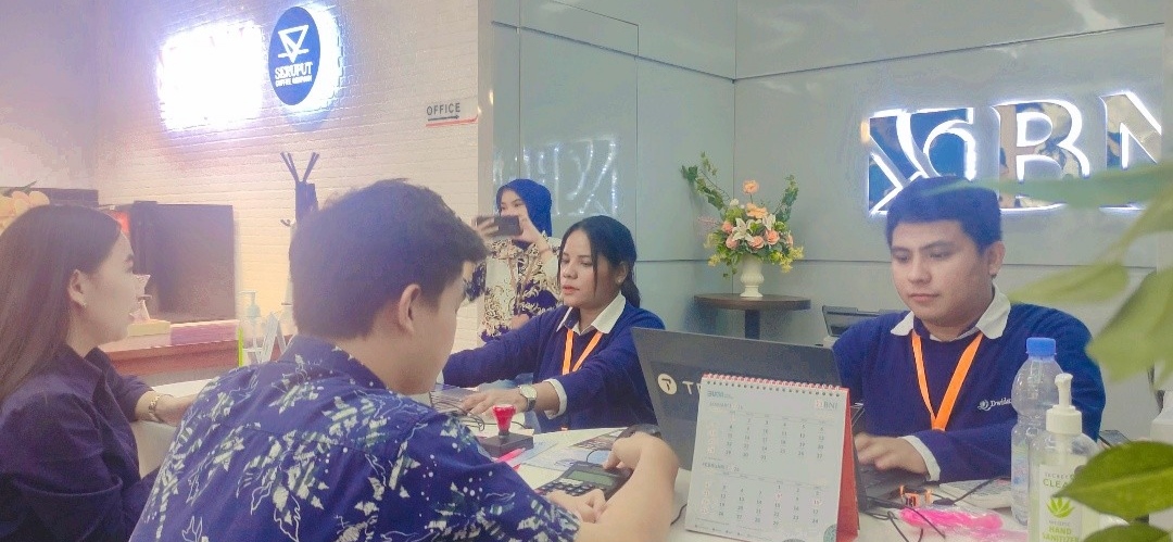 Suasana BNI-Dwidaya Travel Fair. Nampak para traveller sedang melakukan pembelian tiket. Foto diambil Kamis (29/2).