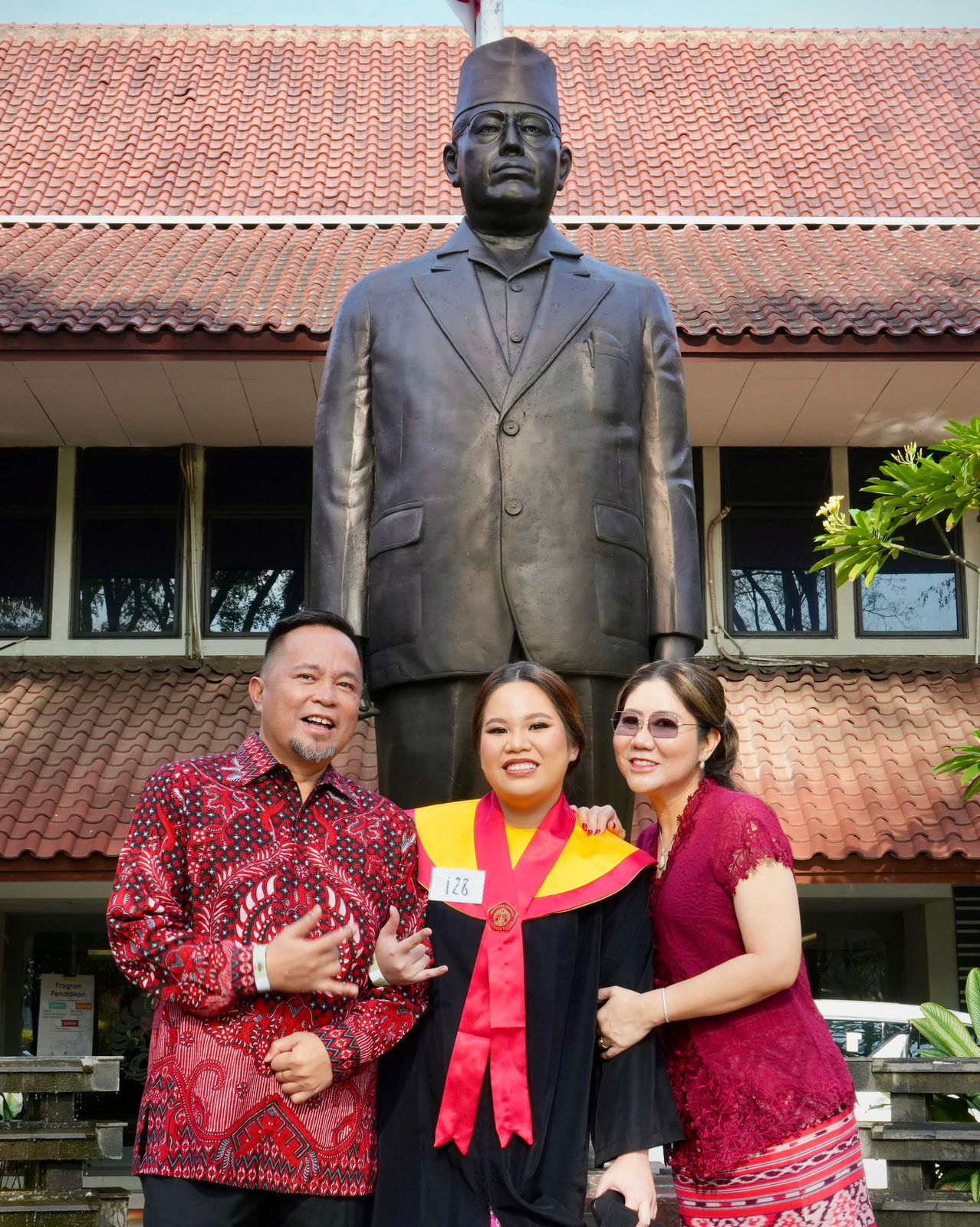 BERSYUKUR: dr Richard Sualang, Keana Sualang SH dan Merry Mawardi Sp.A setelah pelaksanaan wisuda di Universitas Indonesia.