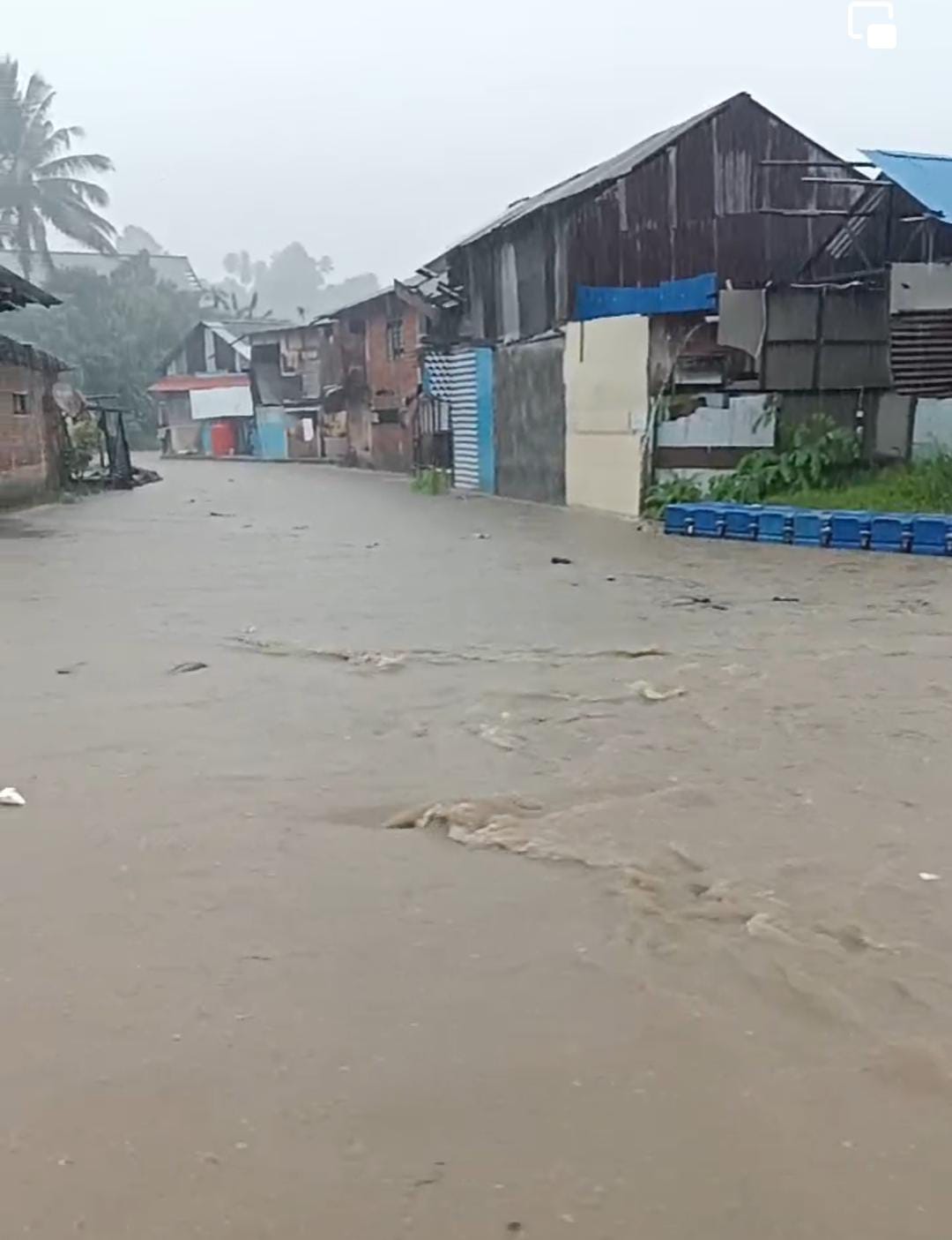 Tampak muka air Sungai Mahawu naik, hingga meluap di kawasan rumah warga di Kelurahan Bailang, Kecamatan Bunaken Kota Manado.