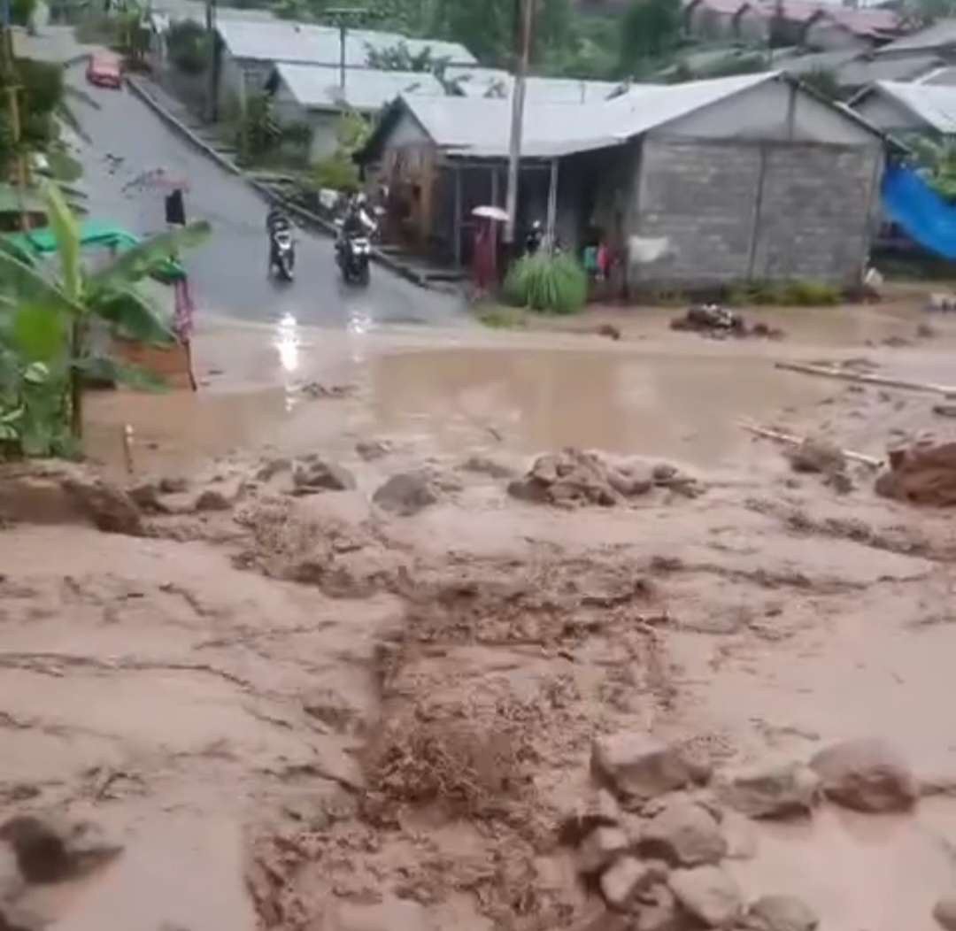 Banjir beserta lumpur di Perum Relokasi Pandu, Kecamatan Mapanget pada Sabtu (02/03/2024).