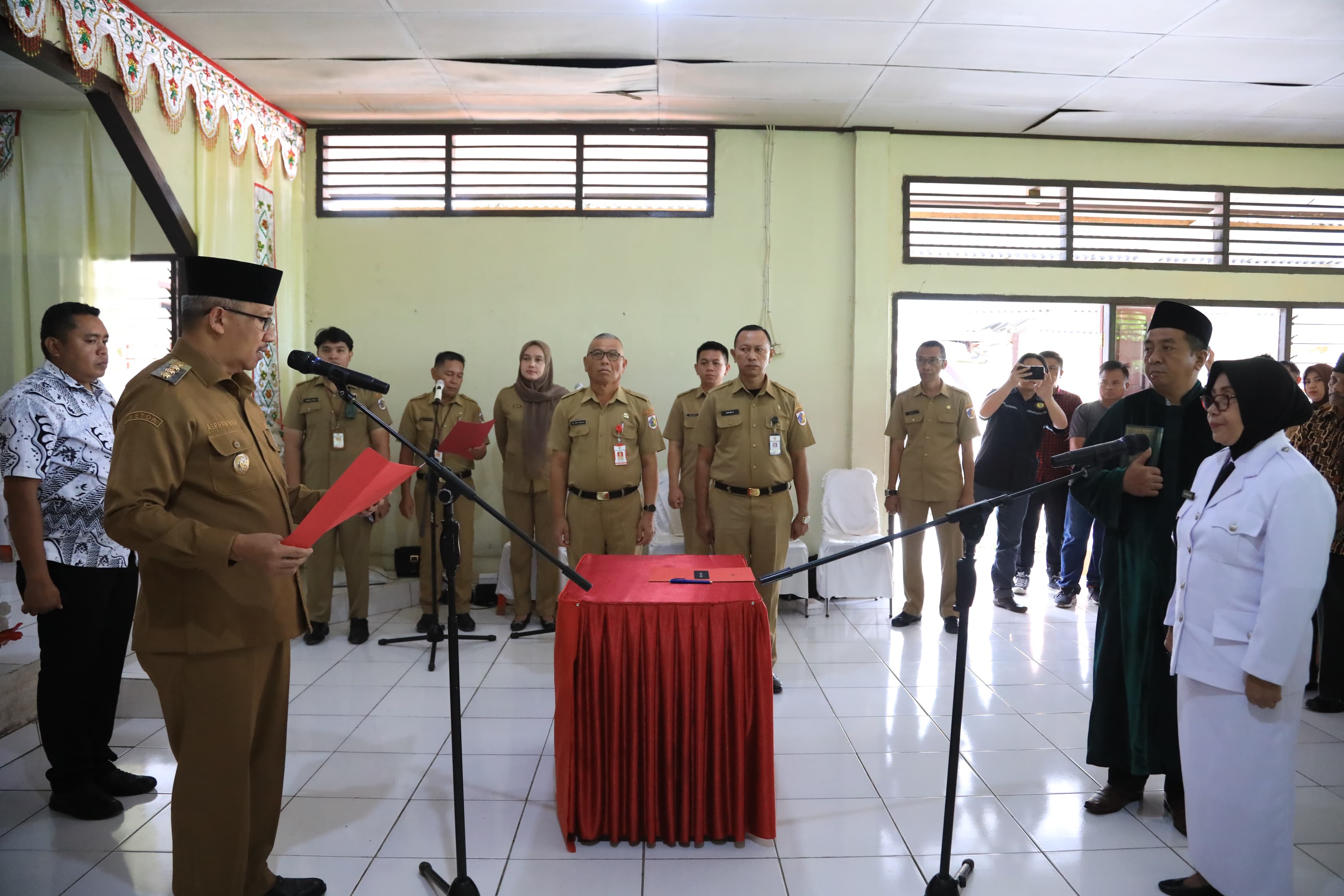 Sangadi Moyag Tampoan saat dilantik Penjabat Wali Kota Asripan Nani