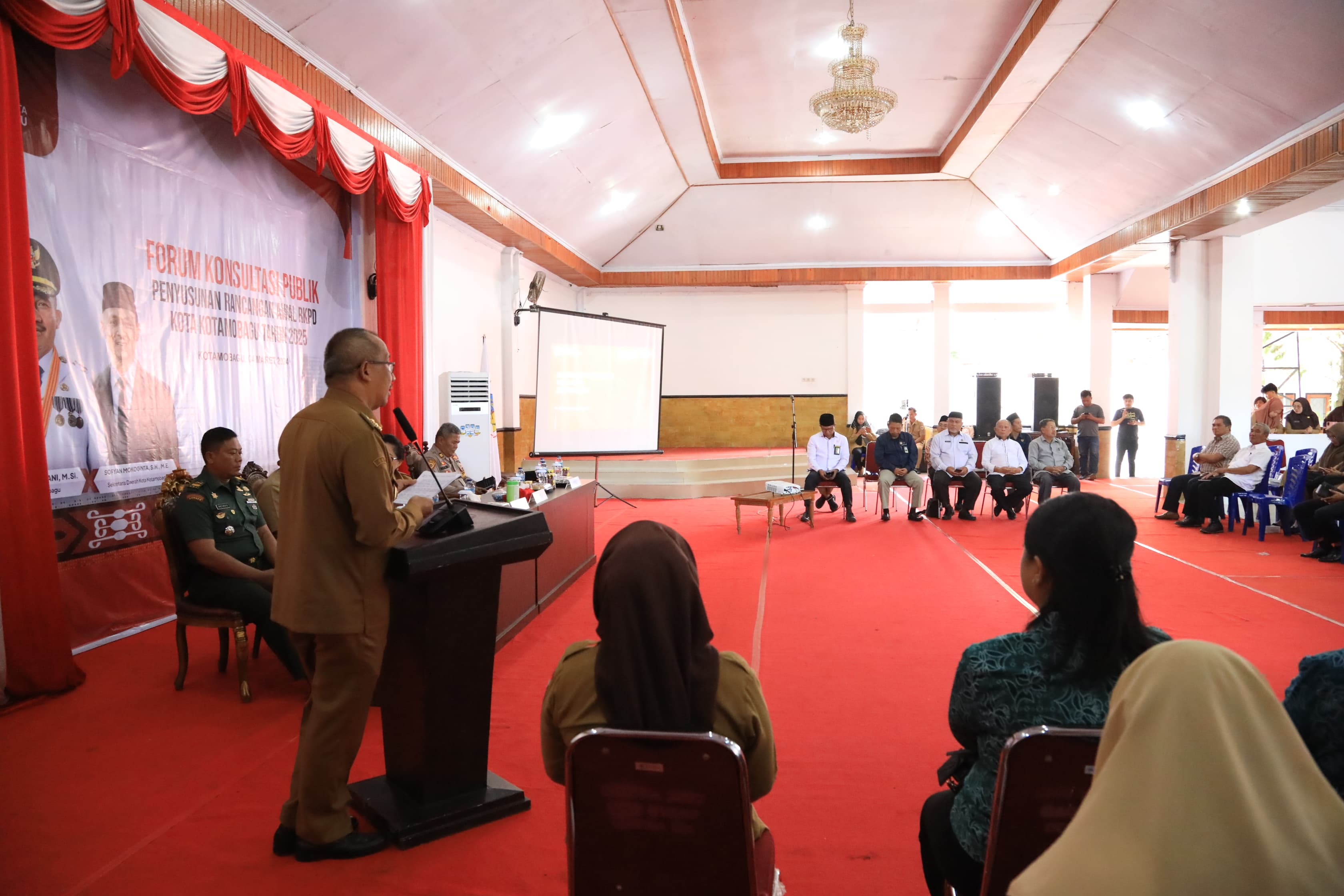 Wali Kota Asripan Nani saat membuka konsultasi publik RKPD, Senin (4/3)