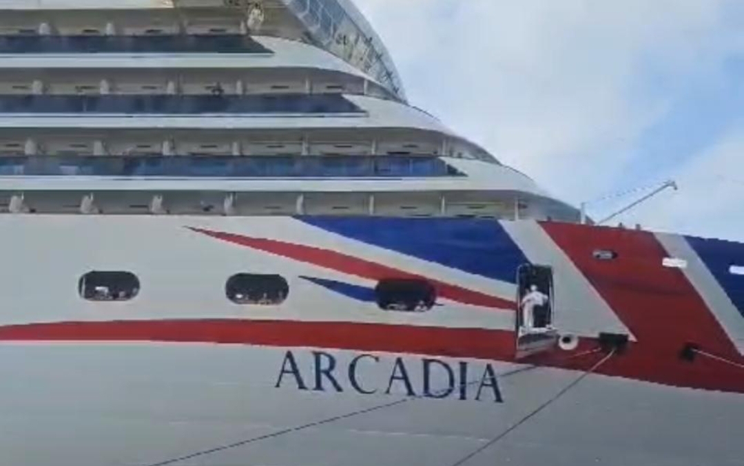 Kapal.pesiar Arcadia saat sandar di Pelabuhan Bitung Selasa pagi ini