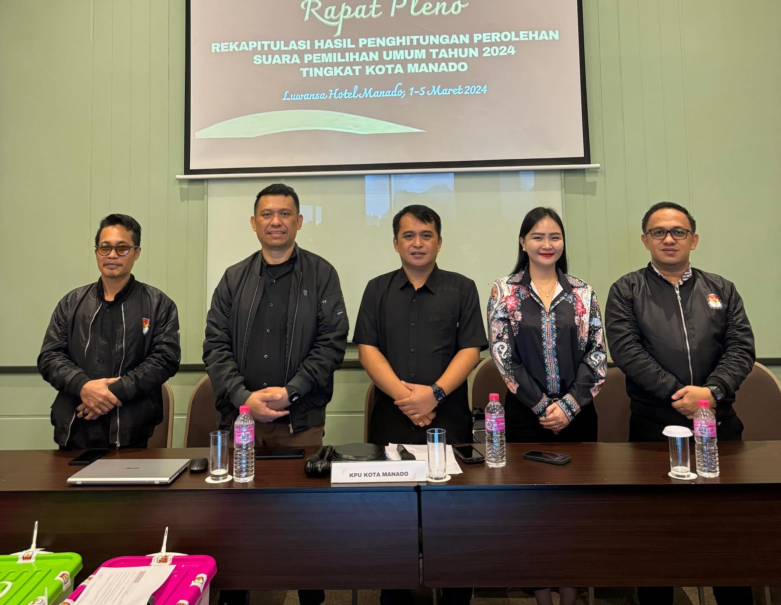 Komisioner KPU Manado di hari terakhir rapat pleno rekapitulasi tingkat kota, Rabu (6/3)