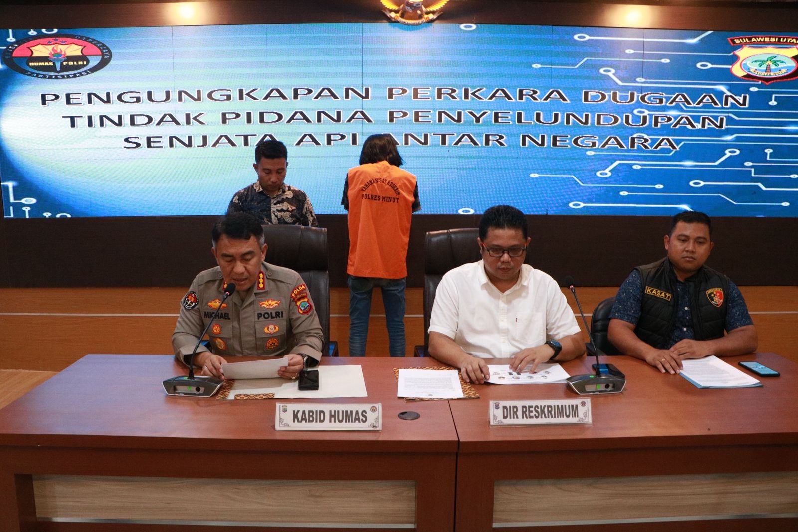 Polda Sulut membeber penangkapan tersangka penyelundupan senjata api ilegal dari Filipina ke Indonesia via Jalur Sulut, Kamis (7/3/2024).