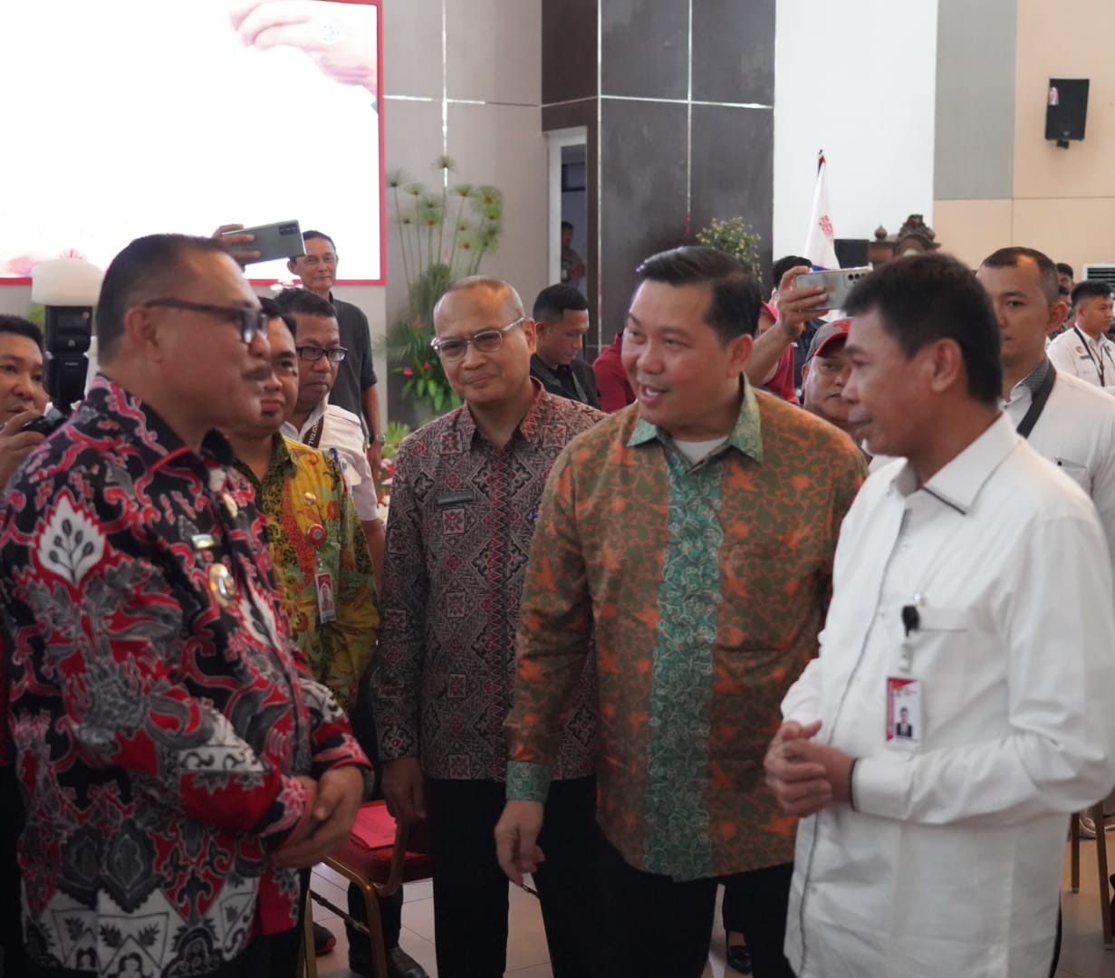 Penjabat Bupati Bolmong Limi Mokodompit saat menghadiri rapat dengar pendapat pemberantasan korupsi.