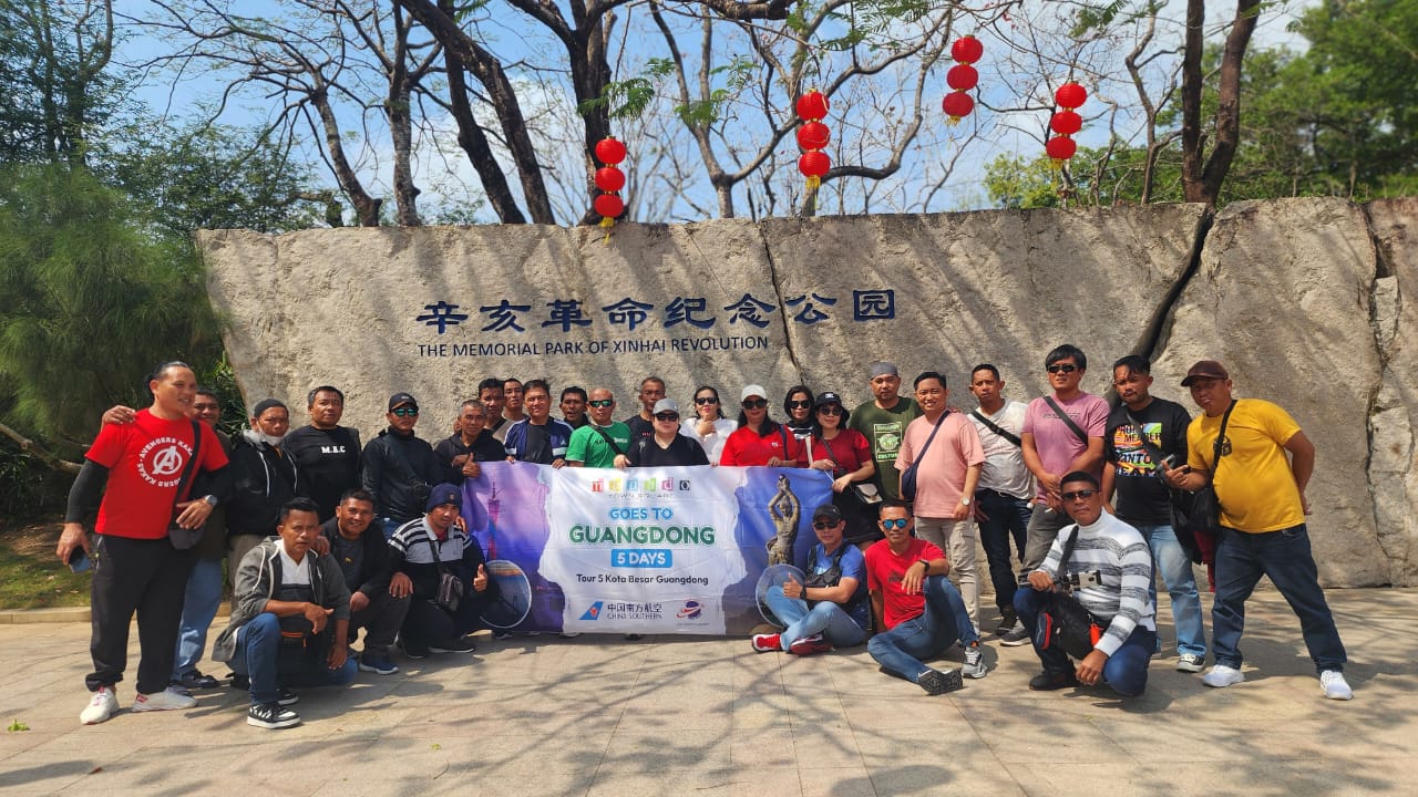 Tim manajemen Mantos menikmati pelayanan terbaik selama perjalanan wisata mereka bersama Tibogaul Tour & Travel.