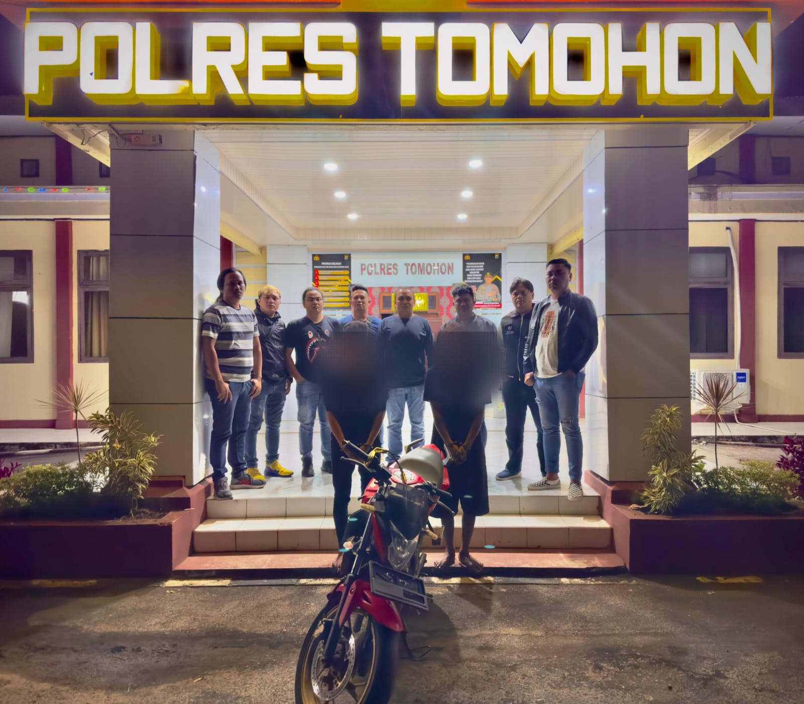TAK BERKUTIK: Kedua terduga pelaku curanmor diamankan Tim Buser Polres Tomohon. Dok istimewa