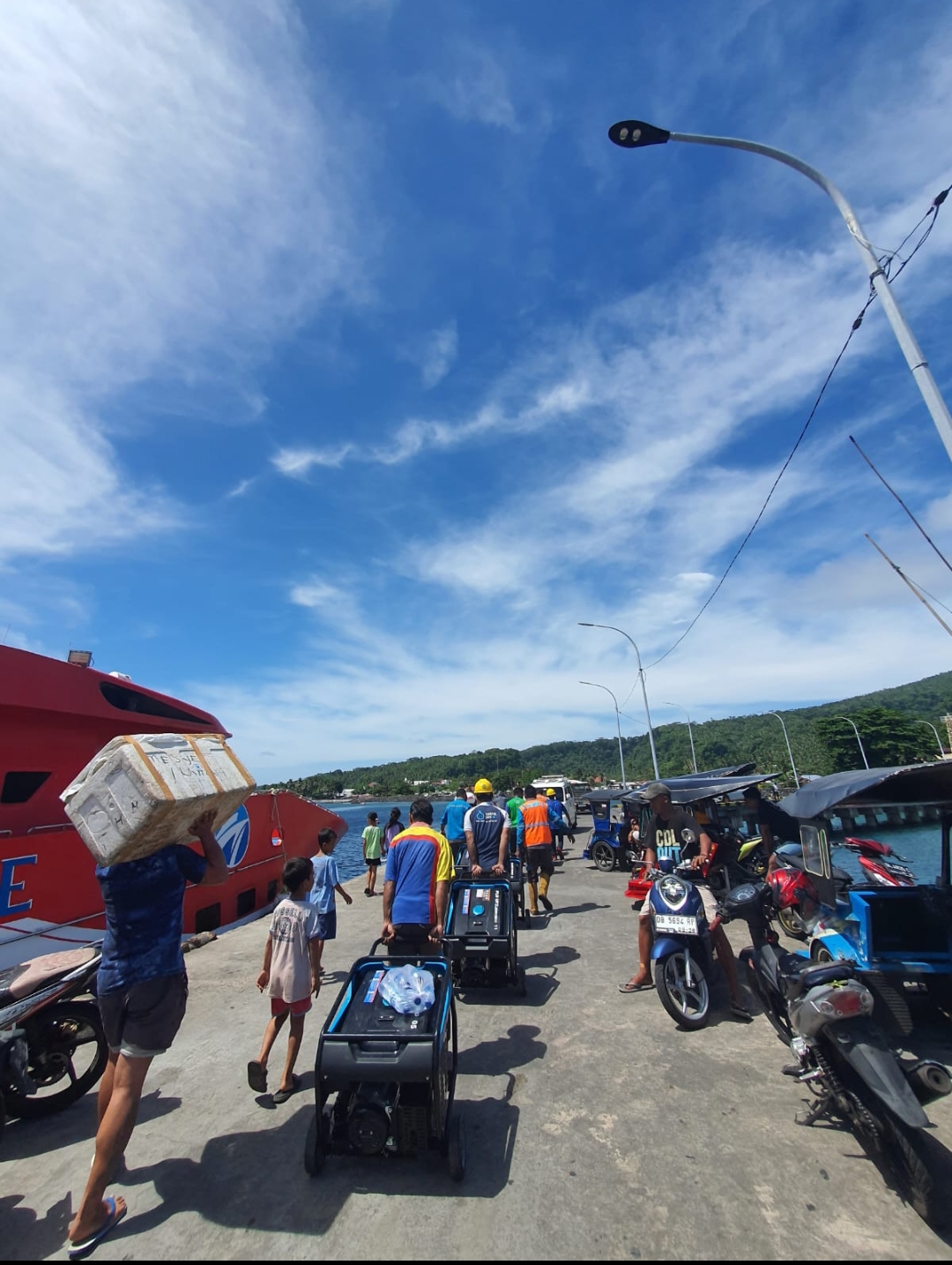 Genset saat tiba di pelabuhan, kemarin