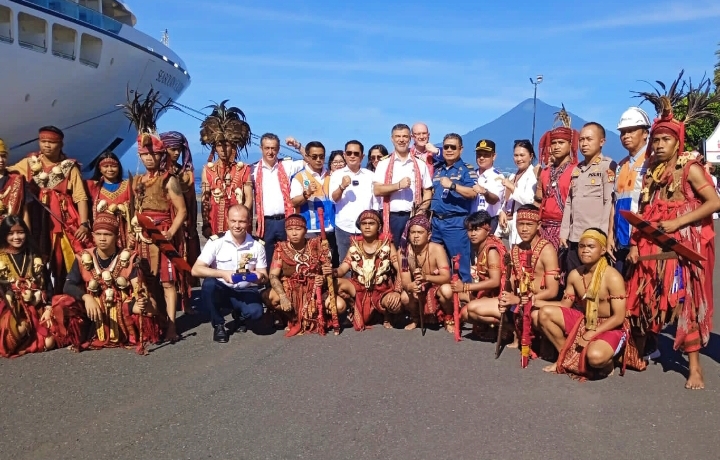 Pekikan I Yayat U Santi, menyambut kedatangan Kapten Kapal Pesiar Seabourn Sojourn Kyriakos Karras. Nampak sesi foto bersama dengan tim Tari Kabasaran.(Dok Istimewa)