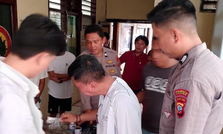 Polisi mengamankan pelaku dan barang bukti.