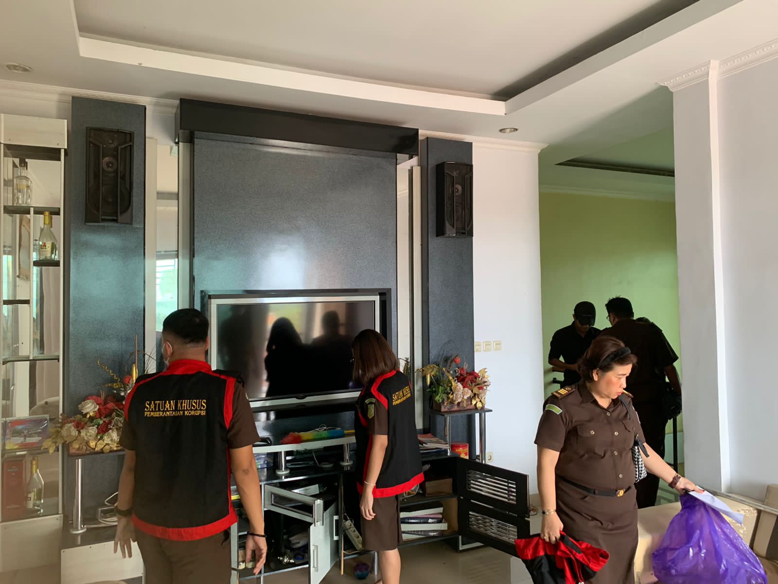 Tim Kejaksaan Negeri (Kejari) Manado melakukan penggeledahan di rumah mantan Kepala BKAD Kota Manado.