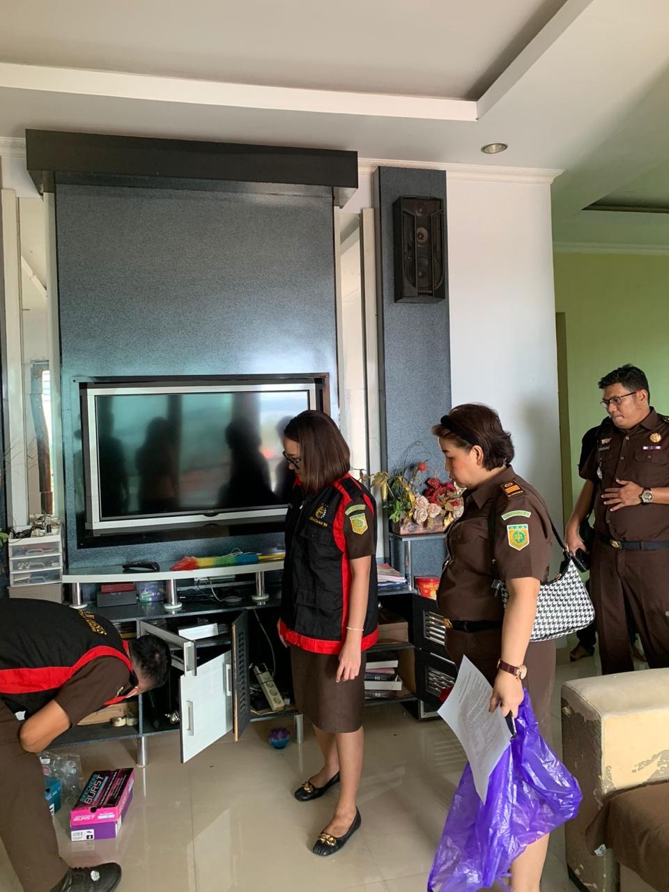 Tim Penyidik Kejari Manado menggeledah rumah dua tersangka dugaan korupsi dana Covid-19