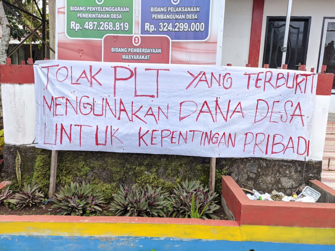 Poster di depan kantor Desa Talawaan Bantik, Kecamatan Wori, viral di media sosial.
