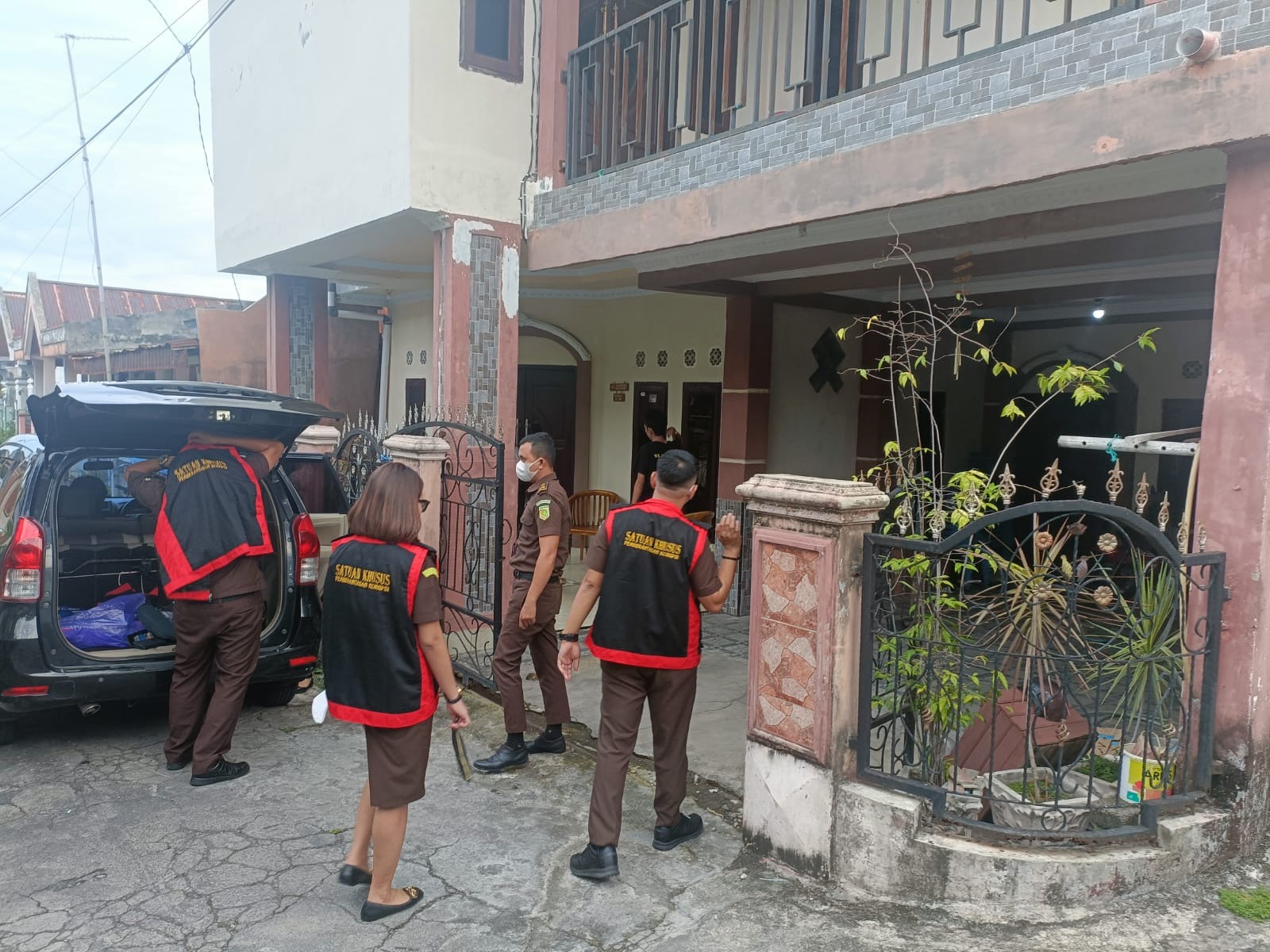 Tim Penyidik Kejari Manado menggeledah salah satu rumah tersangka dugaan korupsi bantuan Covid-19.