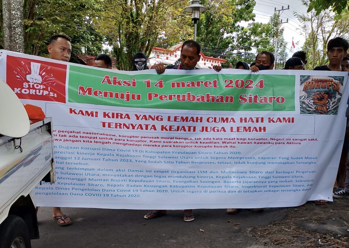 Aksi unjuk rasa Forum Solidaritas Masyarakat, Pemuda, Pelajar Kabupaten Sitaro di depan Kantor Kejati Sulut, Kamis (14/3). (Istimewa)