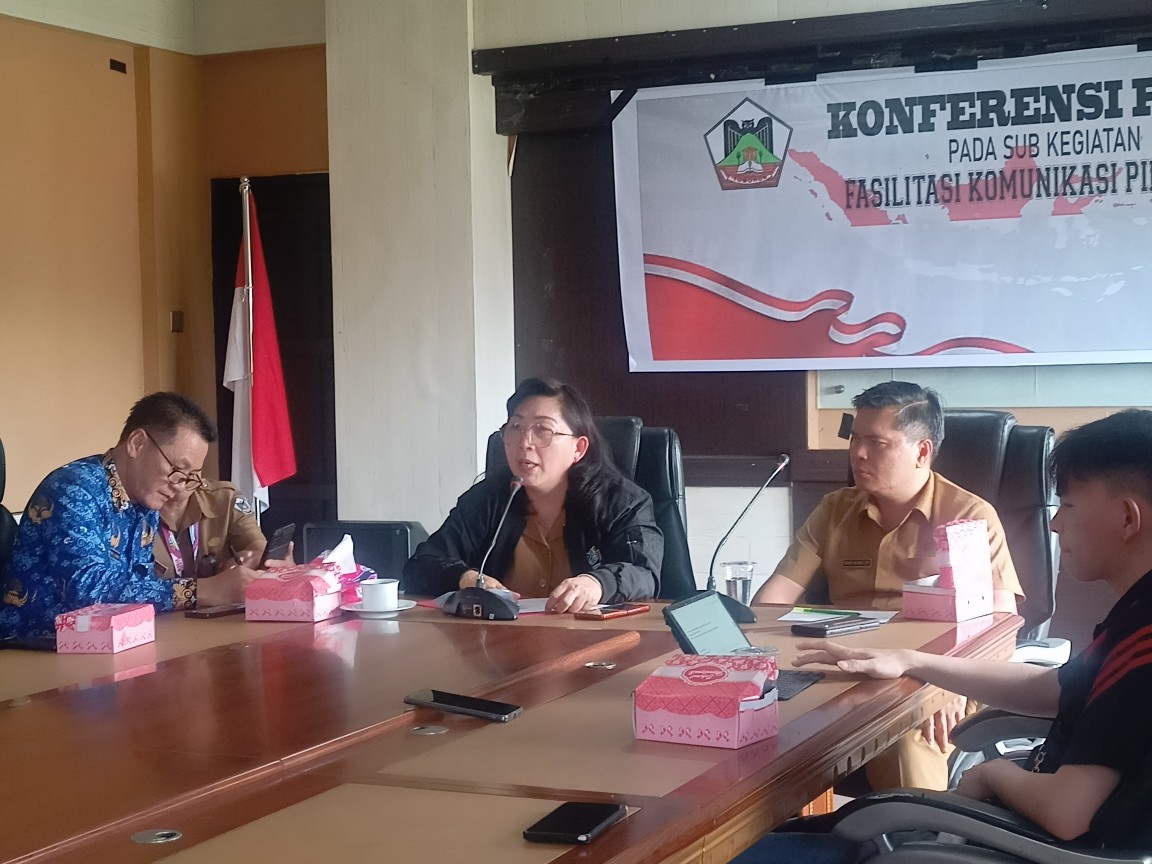 BERI PENJELASAN: Juliana Dolvin Karwur (tengah) saat memaparkan teknis penerimaan P3K. Dok Jul/MP
