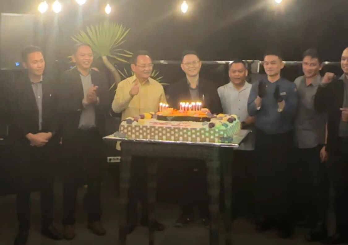 CEO dan President Director RHM Roger Tjakradisurya (tiga dari kiri) besama manajemen hotel dalam perayaan HUT (Istimewa)