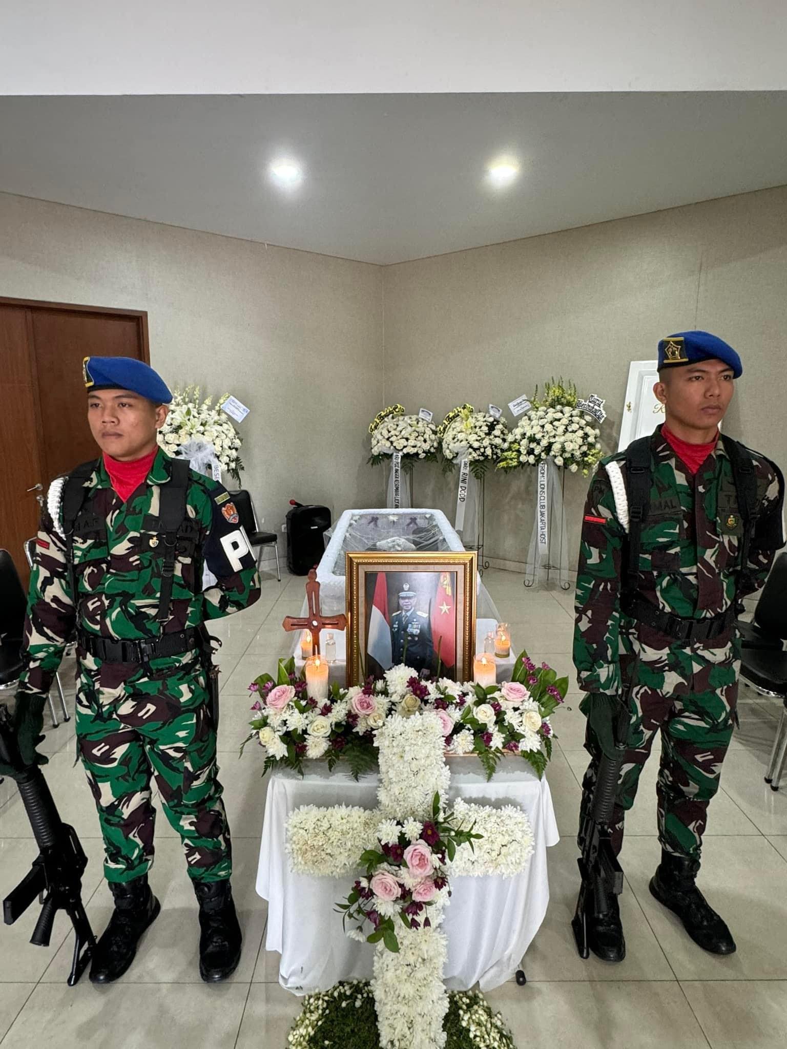 Suasana di Tempat Duka Almarhum Donny Makaminan