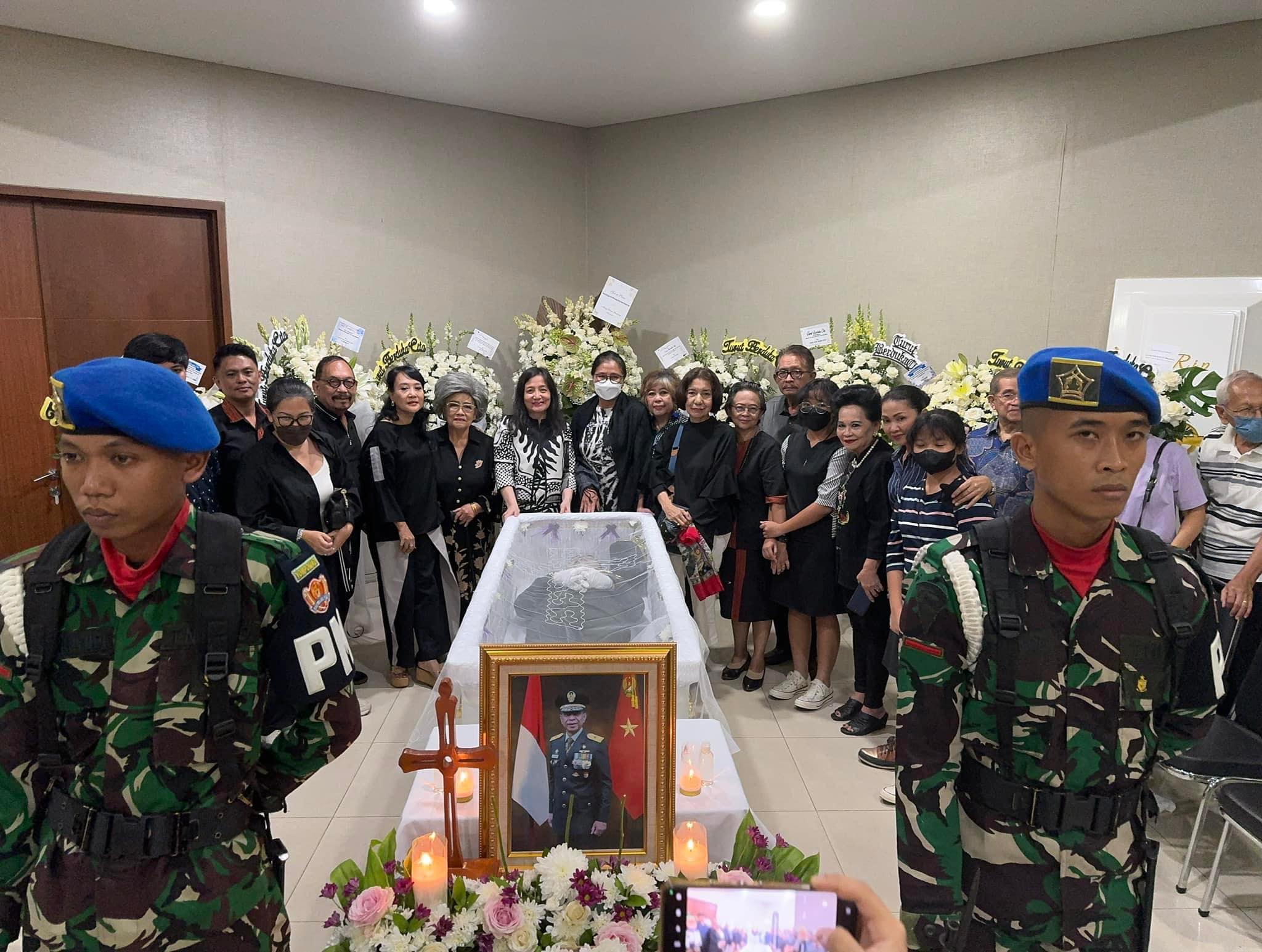 Keluarga dan kerabat Aarhum Donny Makaminan terus berdatangan memberikan doa dan belasungkawa