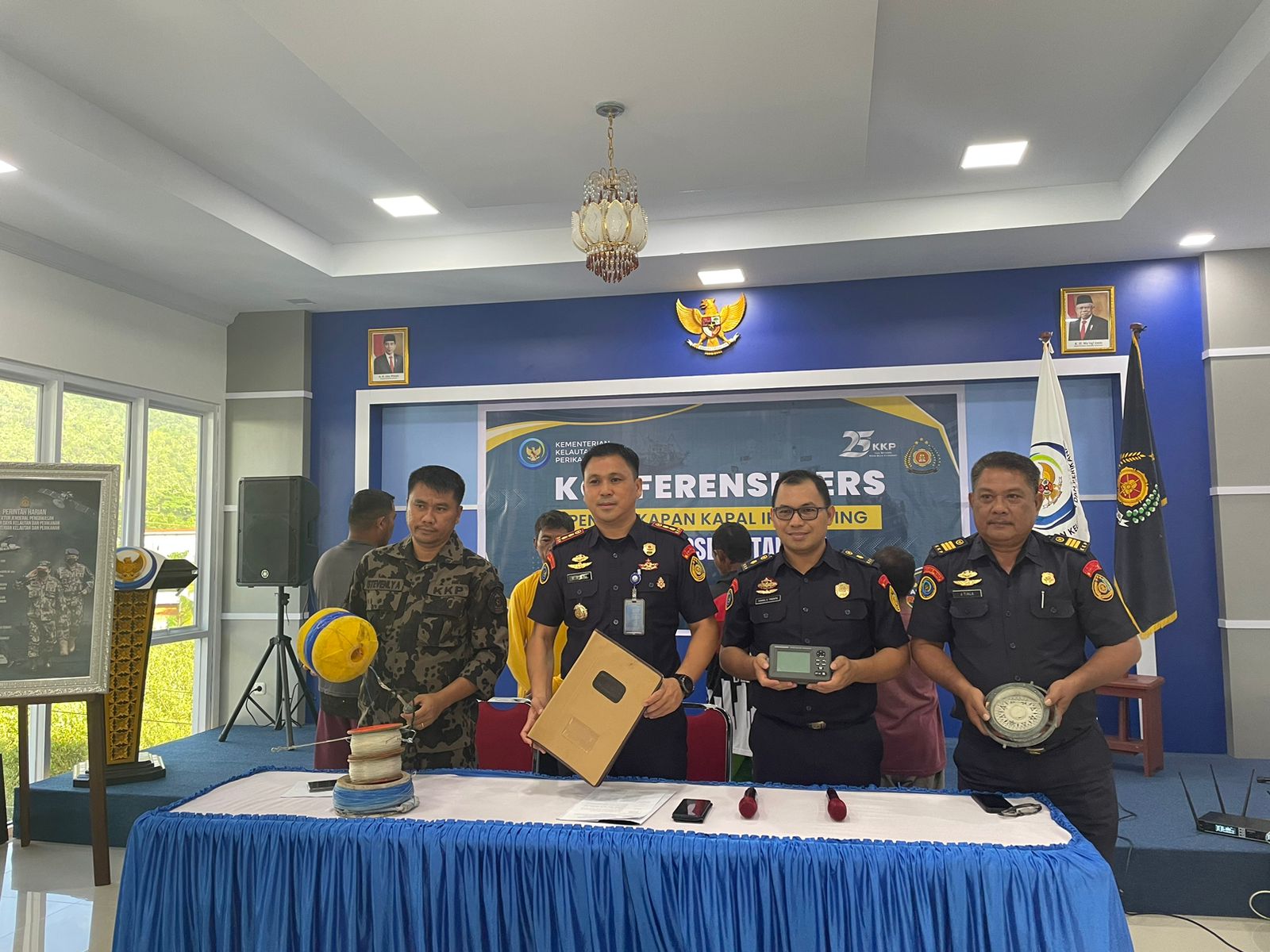 Pihak PSDKP Tahuna saat menggelar Konfrensi pers Penangkapan Kapal Asing di Aula Stasiun PSDKP Tahuna. (Istimewa)