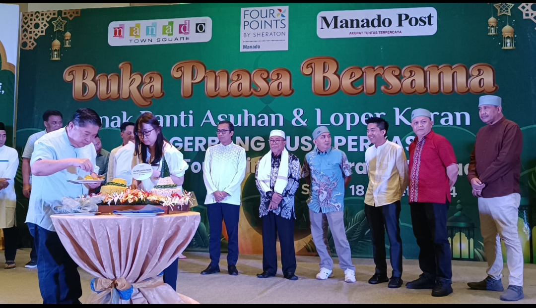 Direktur Utama PT Gerbang Nusa Perkasa yang dikenal Owner Four Points by Sheraton Manado dan Manado Town Square (Mantos) Hengky Wijaya, potong tumpeng dalam perayaan HUT ke-7 Four Points by Sheraton M