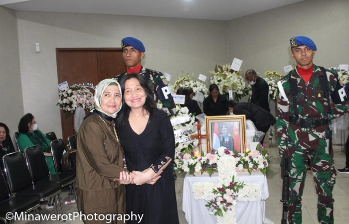 Ibunda Mayor Teddy, Mayor Patris Rumbayan, melayat ke rumah duka Almarhum Donny Makaminan. (Foto: Minawerot Photography via FB  Roy Paruntu)