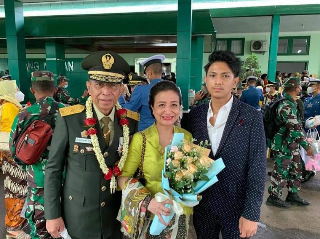 Almarhum Brigjen TNI Purn Donny Makaminan bersama Istri dan Anaknya Kevin Makaminan, semasa hidup