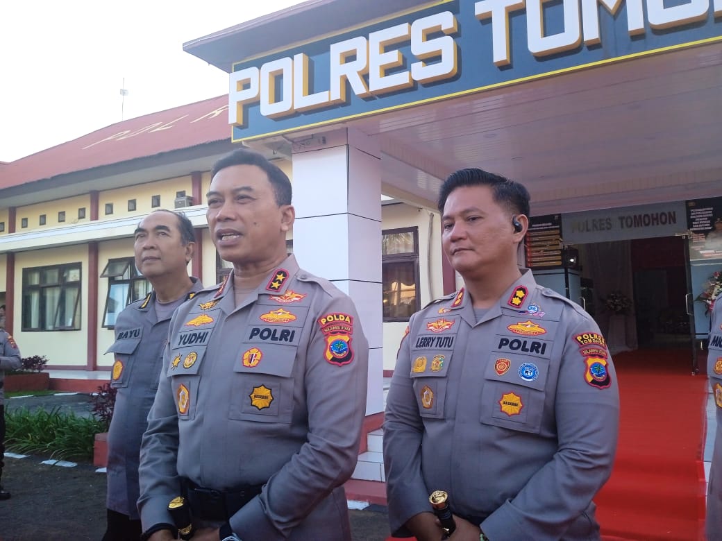 BERI PENJELASAN: Kapolda Sulut Irjen Pol Yudhiawan saat diwawancarai awak media, di sela kunjungan kerjanya di Polres Tomohon. Dok Jul/MP