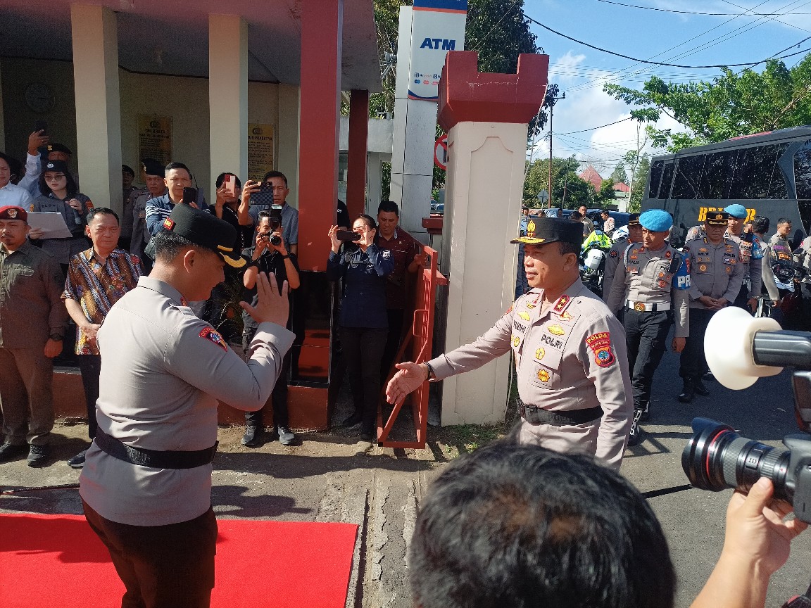DISAMBUT: Kapolda Sulut Irjen Pol Yudhiawan saat disambut Kapolres Tomohon AKBP Lerry Tutu SIK MM. Dok Jul/MP