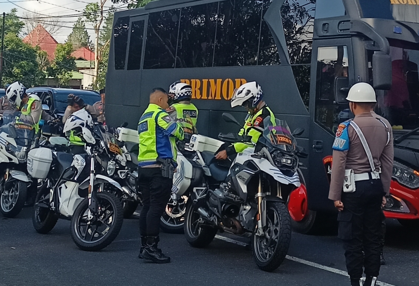 GAGAH: Kapolda Sulut Irjen Pol Yudhiawan saat tiba di Polres Tomohon. Dok Jul/MP