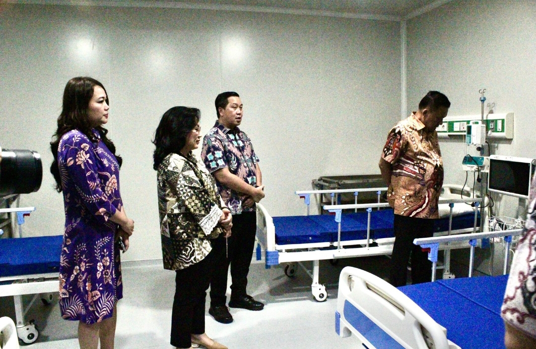 Gubernur Sulut Olly Dondokambey dan istri Ny Rita Tamuntuan didampingi Wagub Steven Kandouw  dan istri Ny Devi Tanos saat meninjau fasilitas Kesehatan rumah sakit khusus infeksi