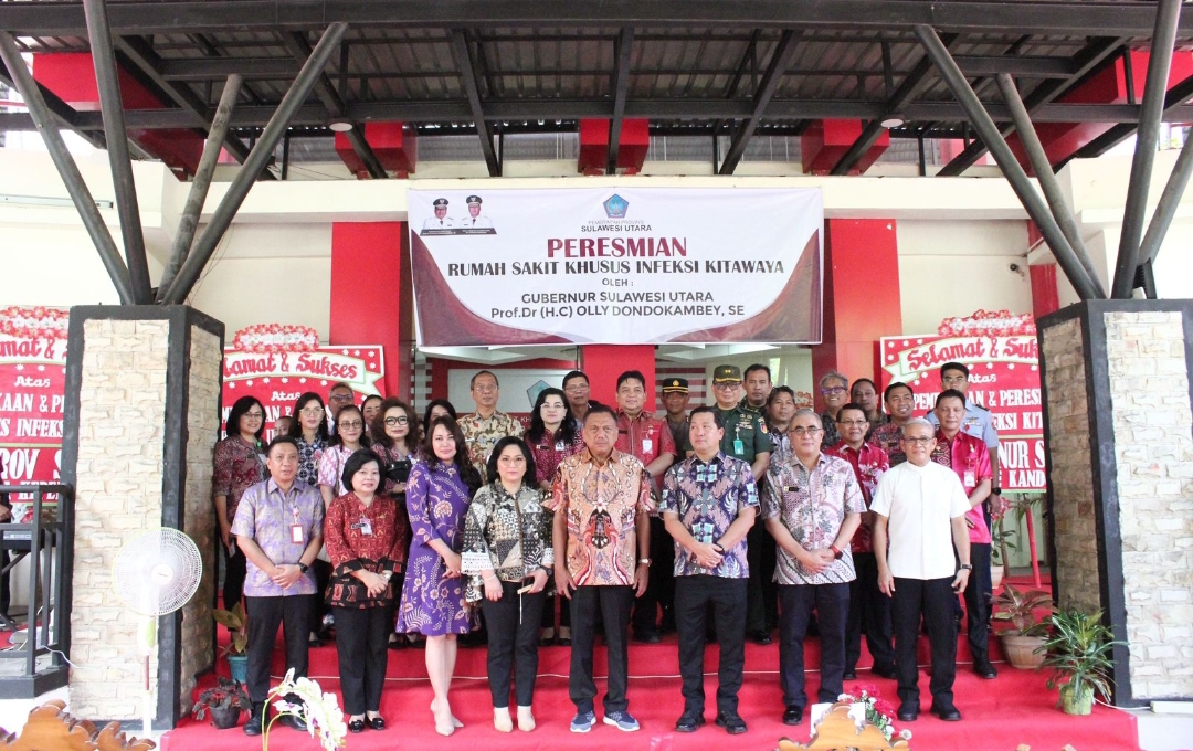Gubernur Sulut Olly Dondokambey dan Wagub didampingi istri keduanya serta para pejabat Pemprov foto bersama usai peresmian RS khusus infeksi