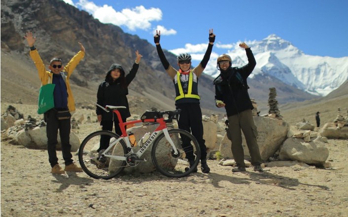 Bersama kru di Everest Base Camp Tibet. Jauh di belakang kami adalah puncak Gunung Everest. Foto: dokumentasi Royke Lumowa