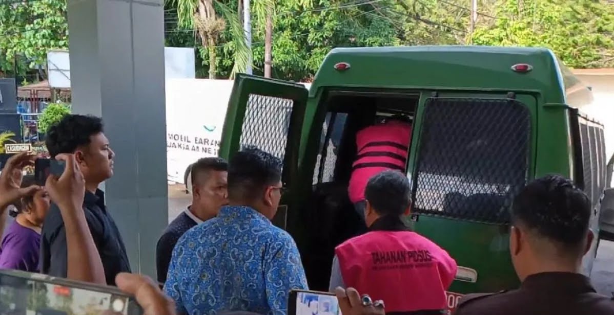 Kedua tersangka remsi ditahan Kejaksaan Negeri Manado