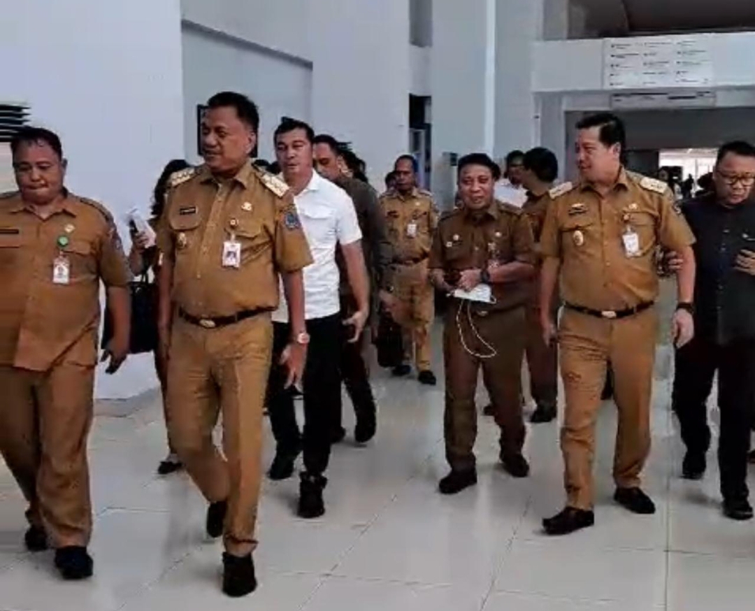 Gubernur Olly Dondokambey dan Wagub Steven Kandouw serta pejabat Pemprov saat meninjau RSUD ODSK belum lama ini