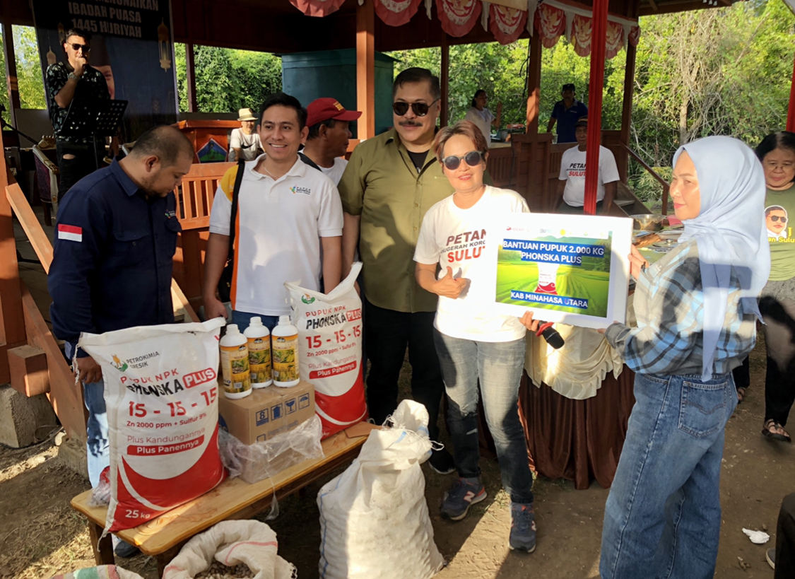 BERKONTRIBUSI: Tokoh Kawanua Jan Maringka memfasilitasi pengembangan kacang koro di Desa Palaes, Kecamatan Likbar, kemarin.