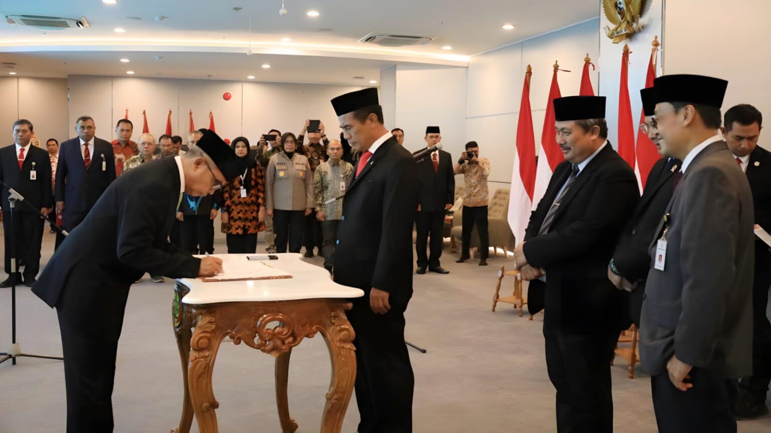 Irjen Pol Setyo Budiyanto (kiri) saat dilantik Menteri Pertanian Andi Amran Sulaiman