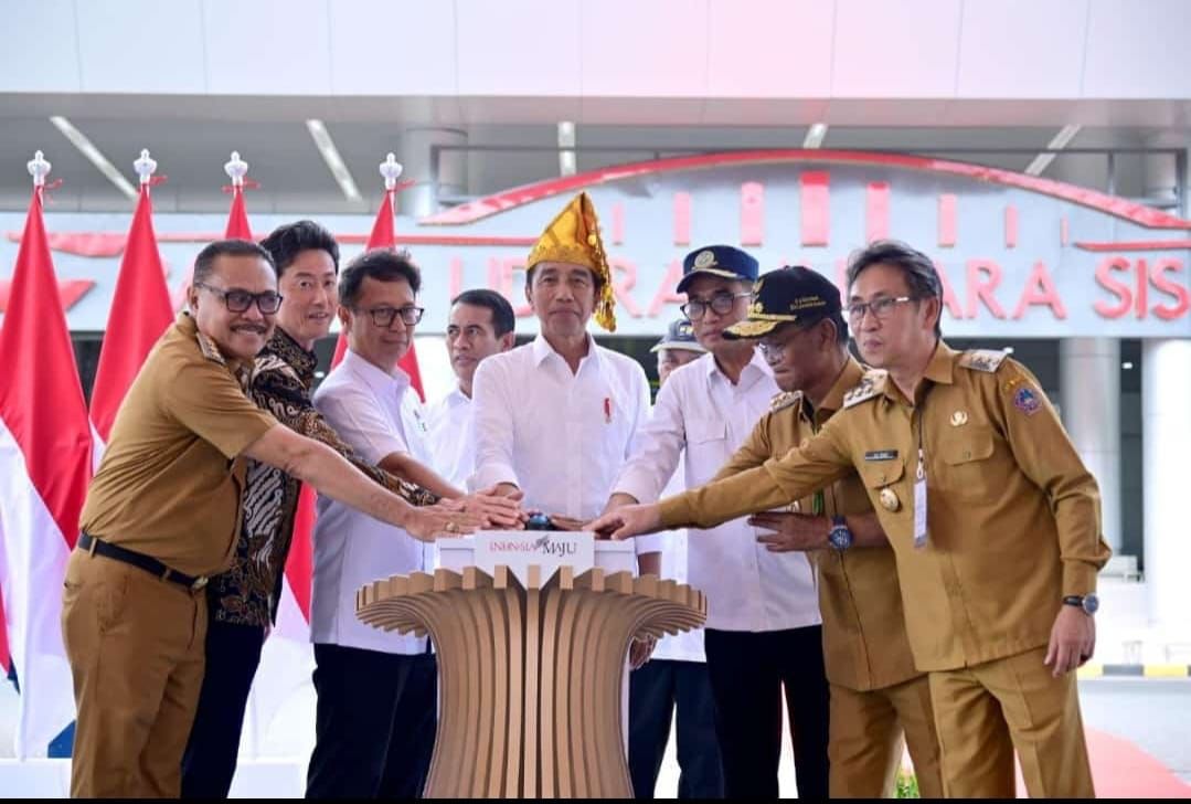 Penjabat Bupati Sitaro Joi E B Oroh saat menekan tombol peresmian bersama Presiden Joko Widodo. (Istimewa)