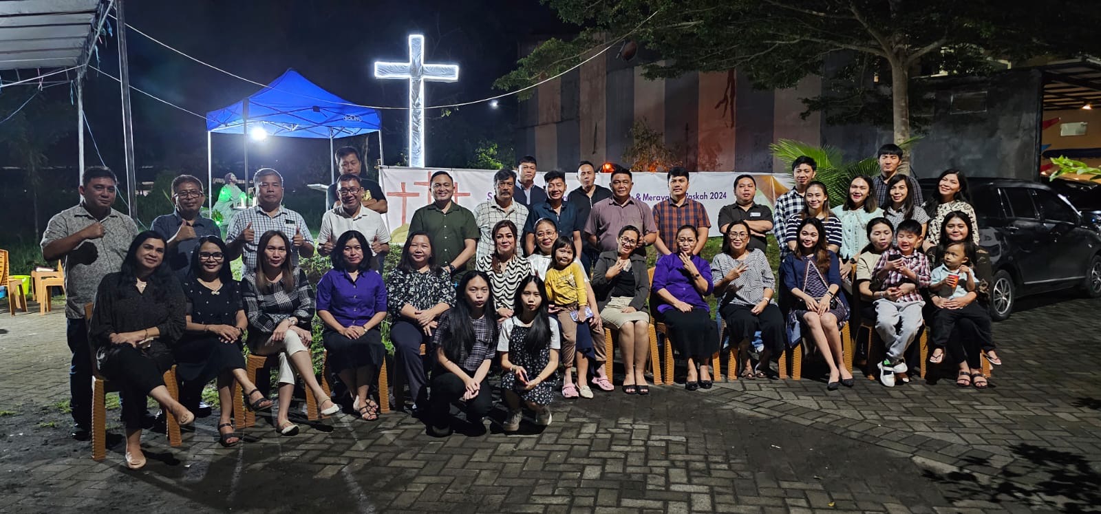 Jemaat Kolom III GMIM Yesus Meberkati Citraland Manado menggelar Ibadah rutinitas Kolom yang dirangkaikan dengan pembasuhan kaki. Ibadah berlangsung di Taman Paskah jemaat setempat Kamis, (28/03/24).