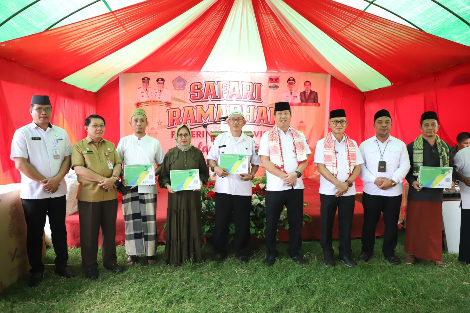 TALI SILATURAHMI: Wakil Gubernur Sulut Drs Steven Kandouw didampingi Bupati Mitra Ir Ronald Sorongan, melakukan Safari Ramadan Provinsi Sulawesi Utara di Kabupaten Mitra, di Masjid Al Ikhlas Buku Raya