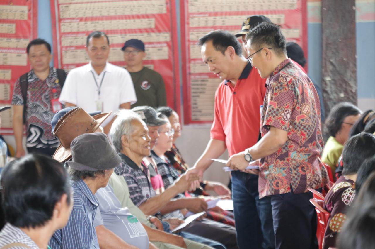 PEDULI: Wali Kota Caroll Senduk SH saat menyerahkan insentif lansia bagi para penerima, dipastikan siap kembali bergulir di tahun 2024. Dok istimewa