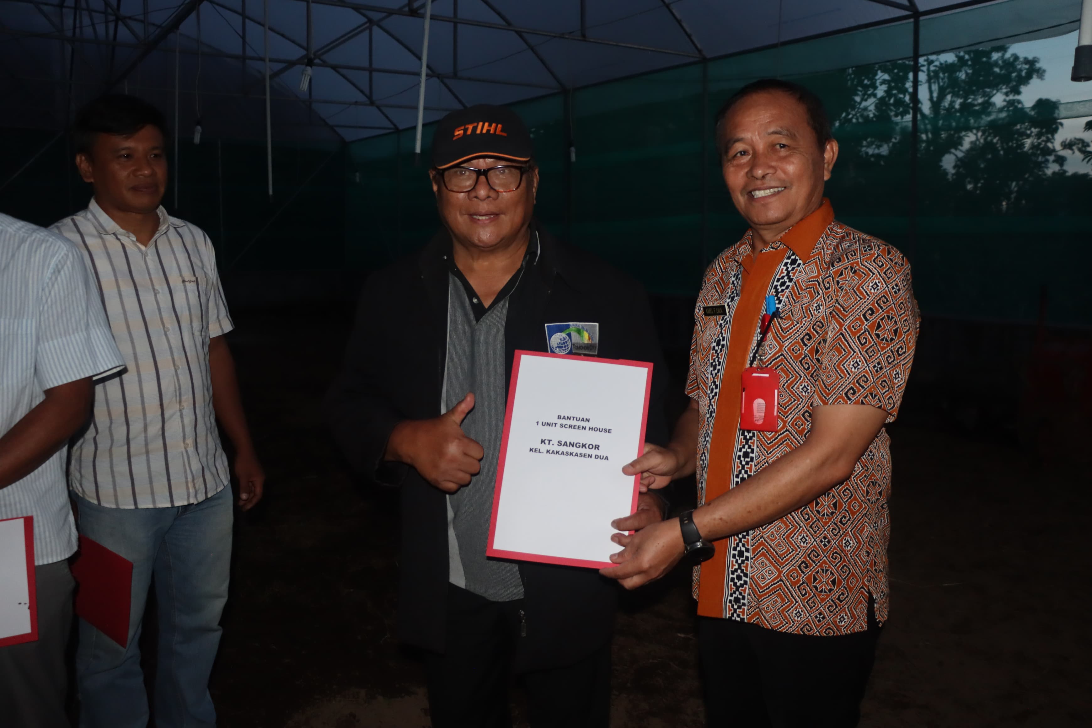 Kadis Pertanian Karel Lala saat menyerahkan dokumen screen house kepada perwakilan Poktan. Dok Creatmad for MP