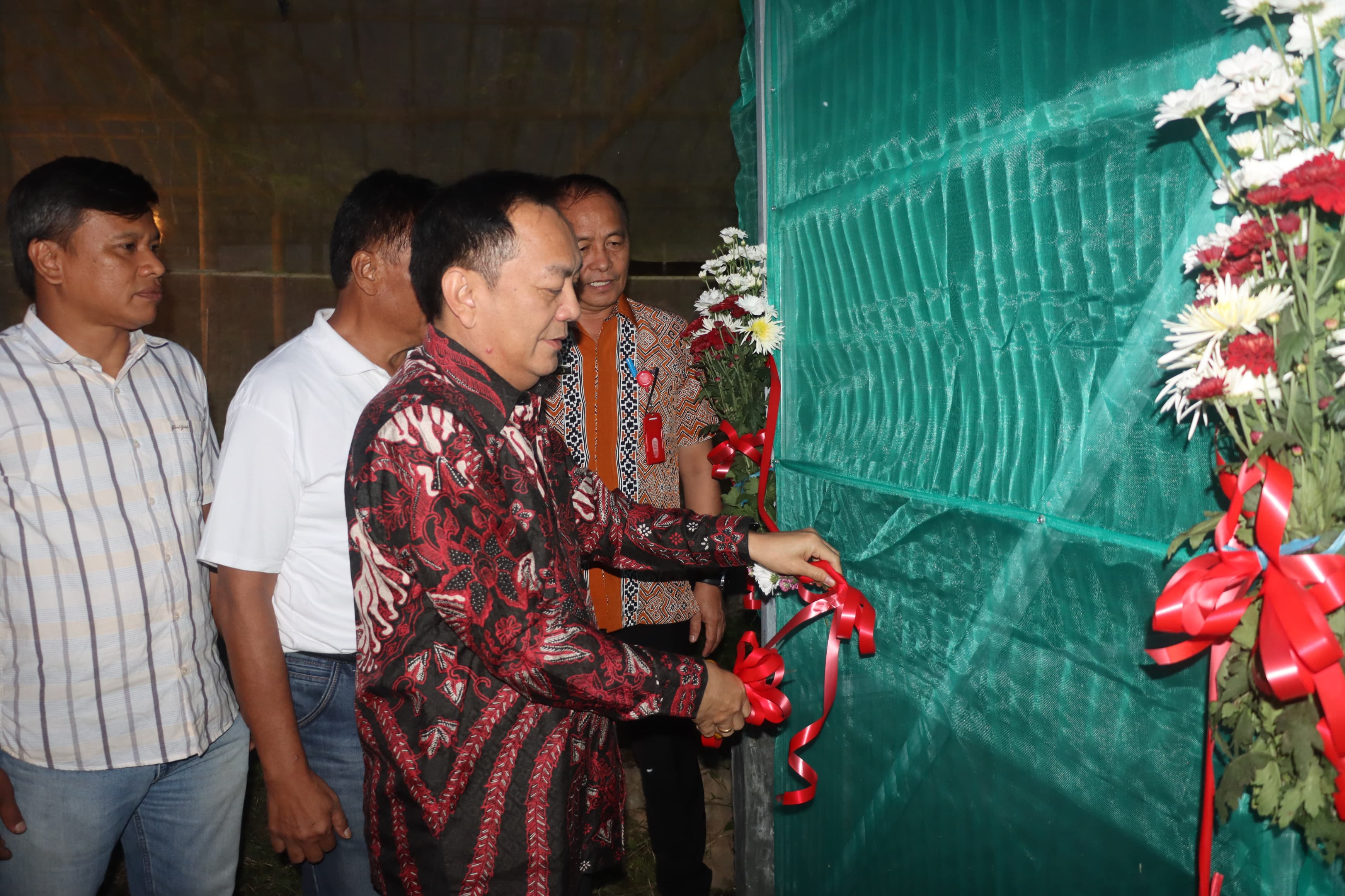 SUPPORT PENUH: Wali Kota Tomohon Caroll Senduk SH saat menggunting pita bantuan screen house bagi Poktan. Dok Creatmad for MP