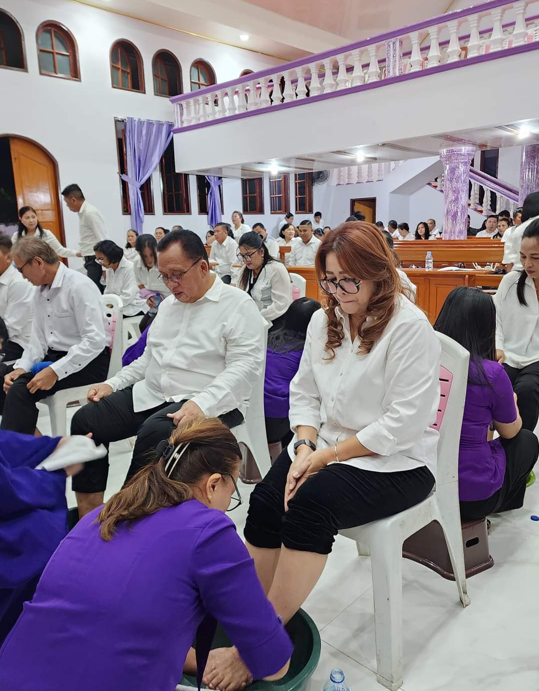 MENGHAYATI: Pnt Robby Dondokambey dan Pnt Martina Lengkong menghayati momen pembasuhan kaki Malam Getsemani yang diikuti seluruh pelsus Wilayah Kembes, Rabu (27/3/2024) malam.